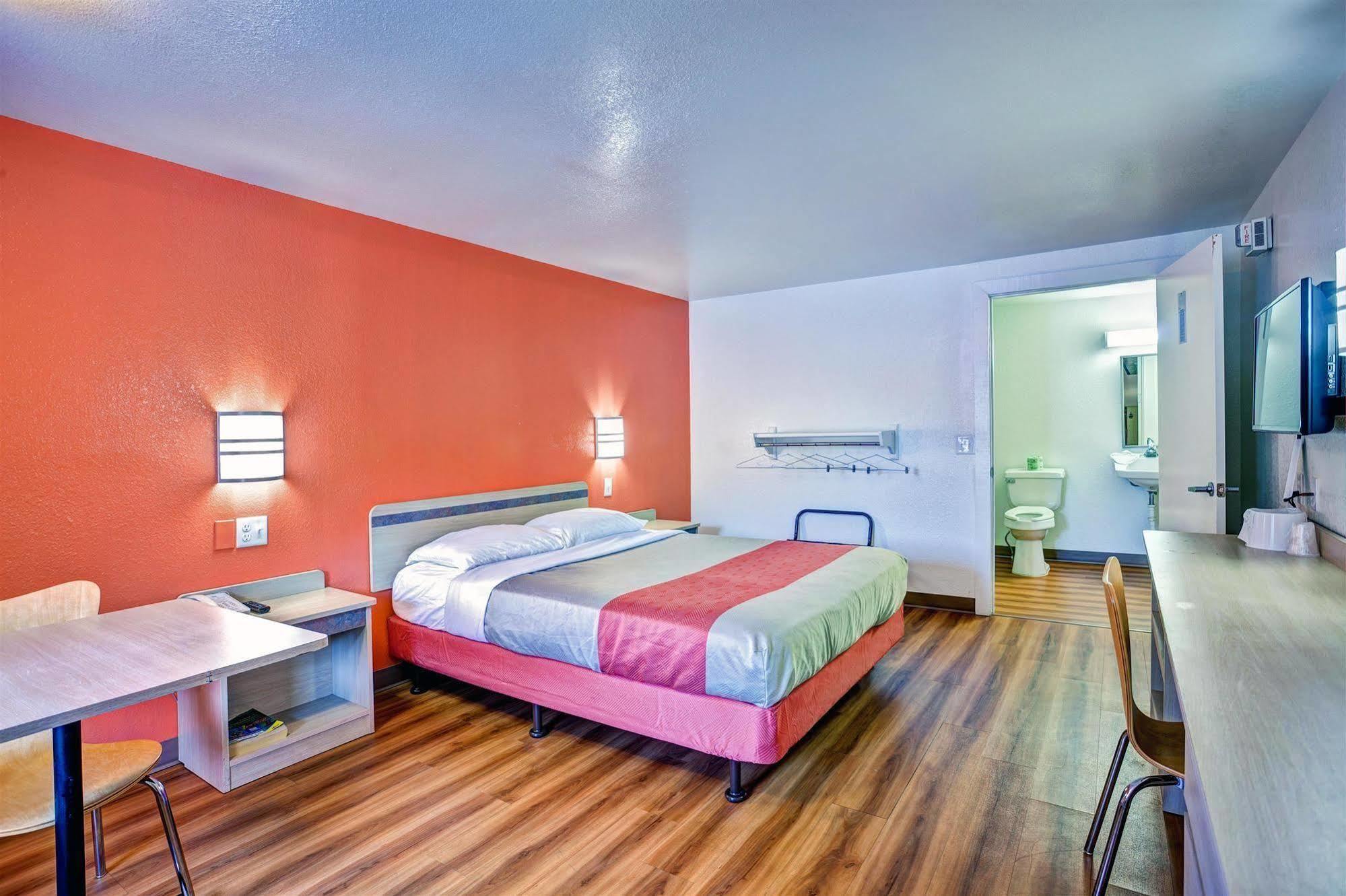 Travelodge By Wyndham Фейетвилл Экстерьер фото