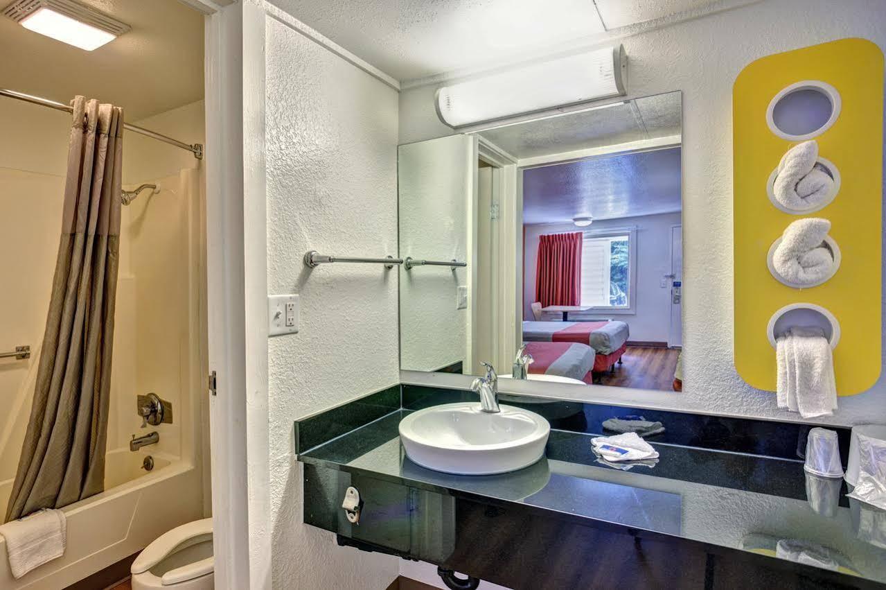 Travelodge By Wyndham Фейетвилл Экстерьер фото